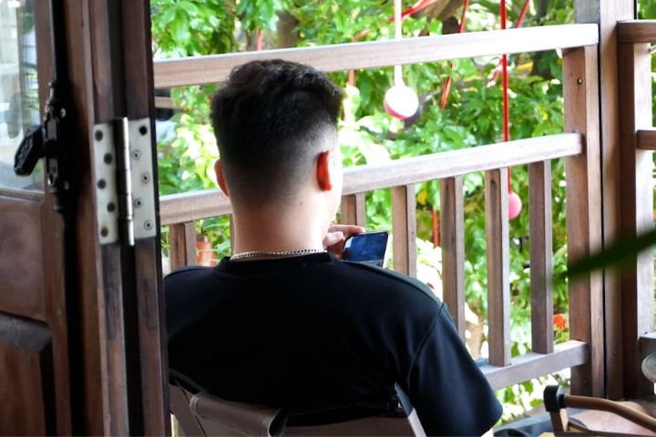 젊은이들은 가상 상호 작용으로 가득 찬 삶 속에서 진정한 연결을 잃습니다