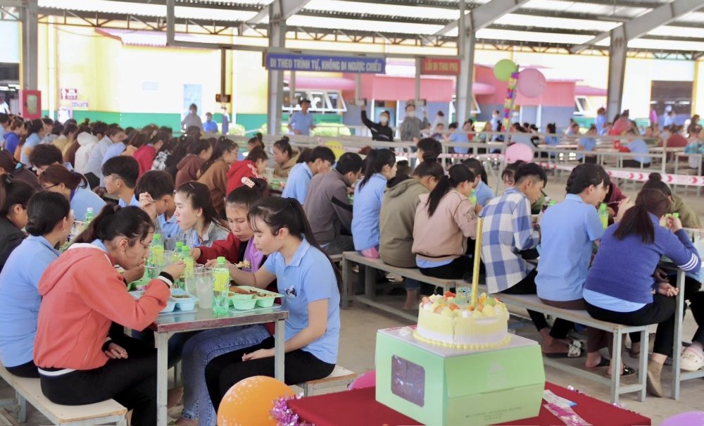 Cong doan co so to chuc sinh nhat hang thang cho doan vien, cong nhan. Anh: Duy Tuan