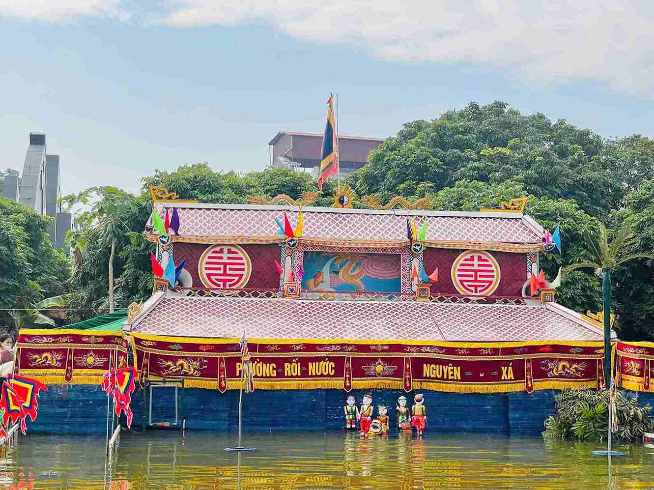 柔軟でカラフルな水仙は、独特の民俗文化体験をもたらします。写真:マイ・フオン