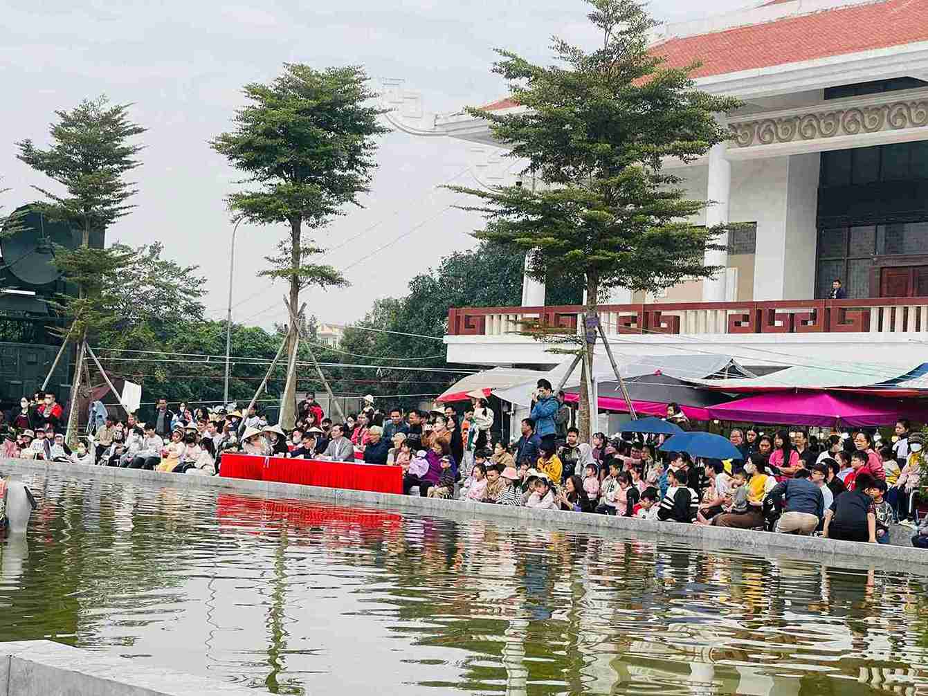 Khan gia cham chu theo doi tiet muc mua roi nuoc tai Bao tang tinh Hung Yen cuoi tuan. Anh: Mai Huong