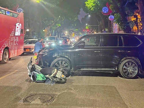 Hanoi City Police are looking for witnesses to the traffic accident on Tran Hung Dao Street. Photo: CAHN