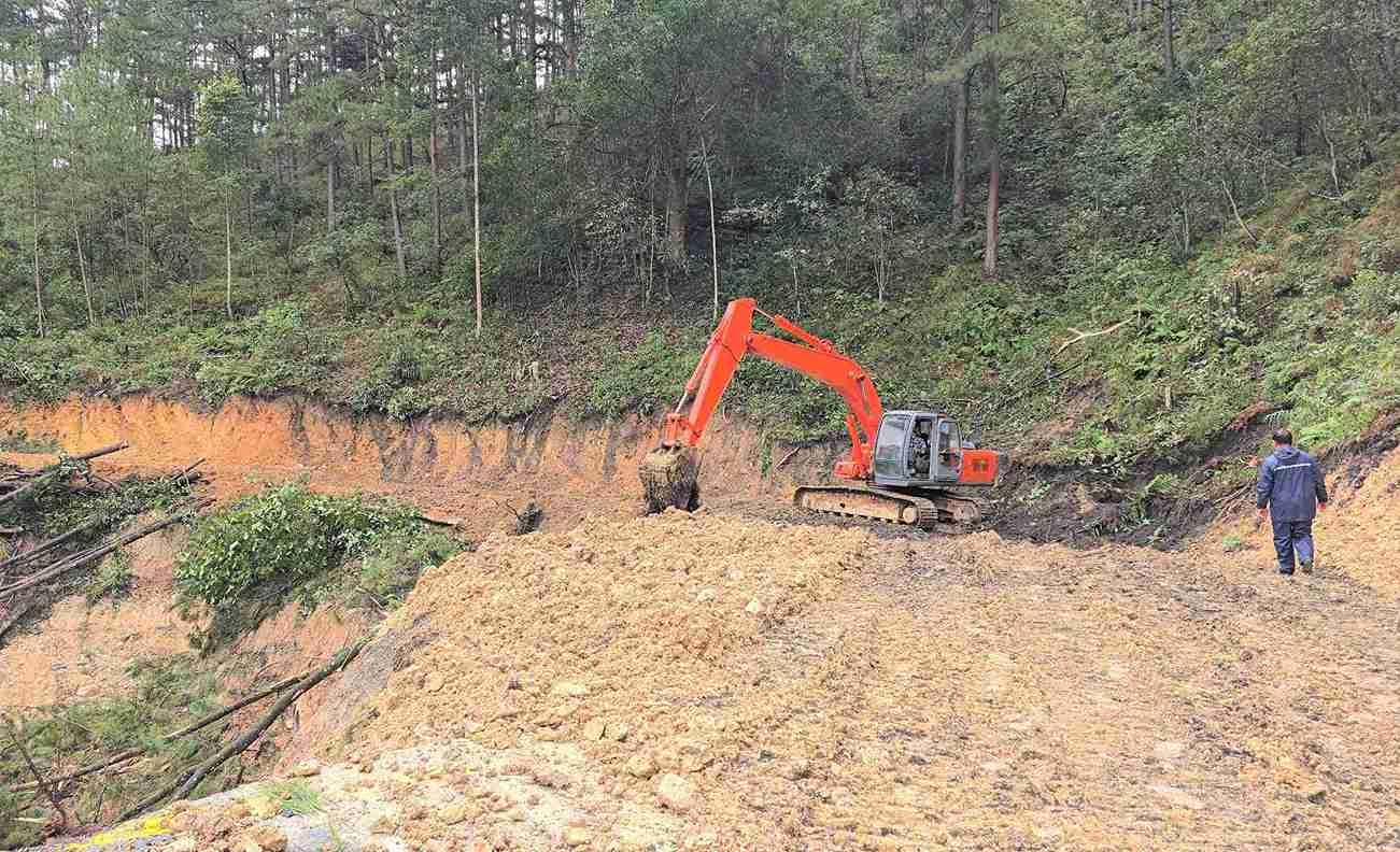 The Minister of Construction directed Project Management Board 85 to take over and speed up the repair work at Mimosa Pass - the gateway to Da Lat before November 30. Photo: Phuc Khanh.