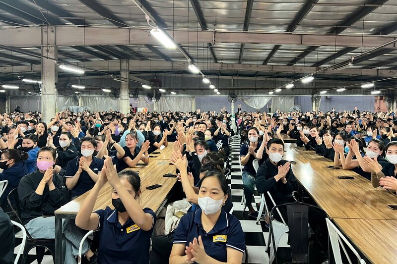 Qua buoi tuyen truyen, cac cong nhan se hieu hon ve luat giao thong. Anh: LDLD tinh Phu Tho.