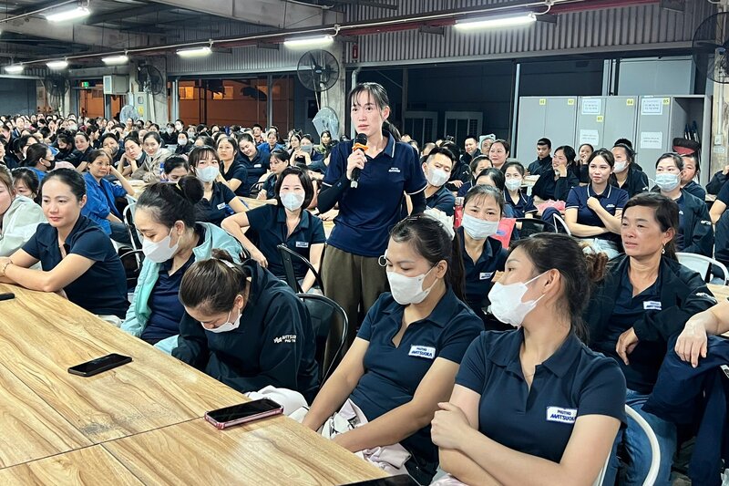 La sesion de propaganda sobre la ley de trafico recibio la respuesta de un gran numero de trabajadores. Foto: Federacion Laboral Provincial de Phu Tho.