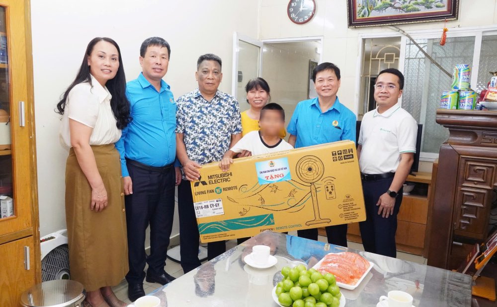 Leaders of the Vietnam Chemical Industry Trade Union presented gifts to the workers' families. Photo: Xuan Tung