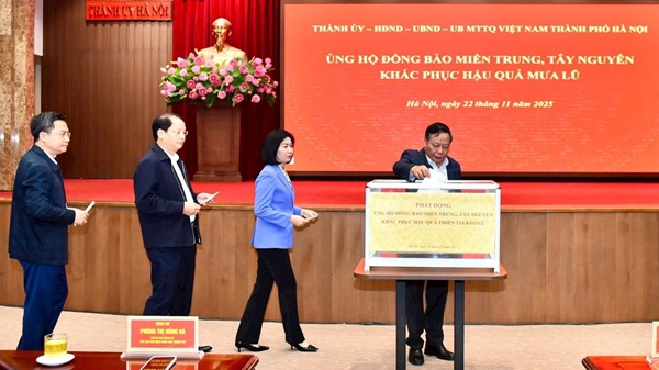 Hanoi people donated more than 5 billion VND to help the Central and Central Highlands overcome floods. Photo: Viet Thanh