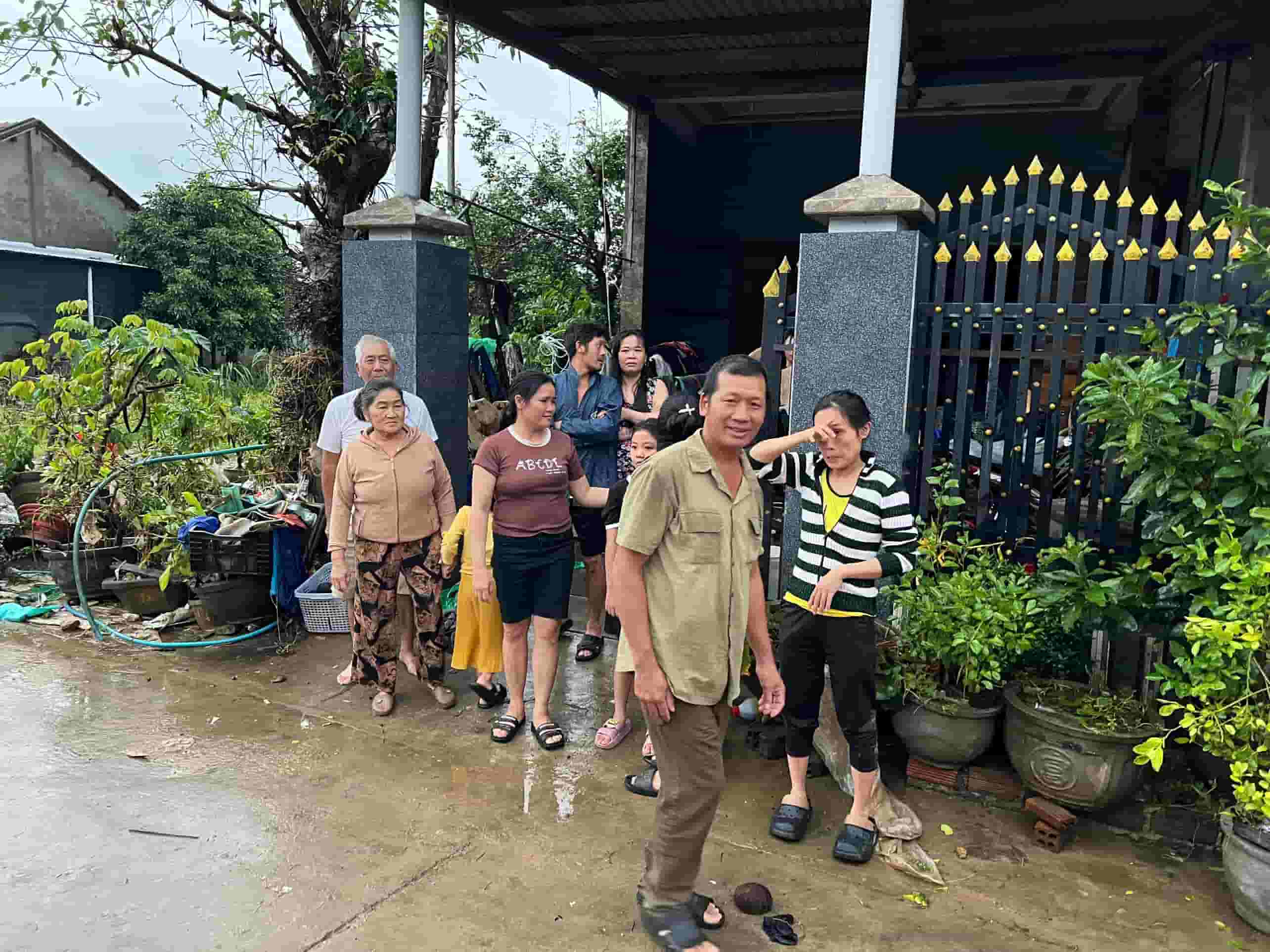 Mot so nguoi trong to My Tai duoc anh Tan ung cuu. Anh: Huu Long