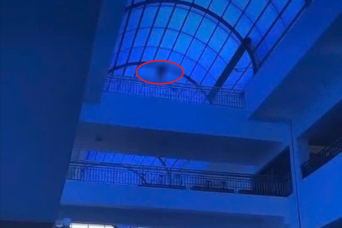 Image of the teenager before jumping down from the 3rd floor of Ba Ria General Hospital, being searched for relatives to coordinate treatment. Photo: NDCC