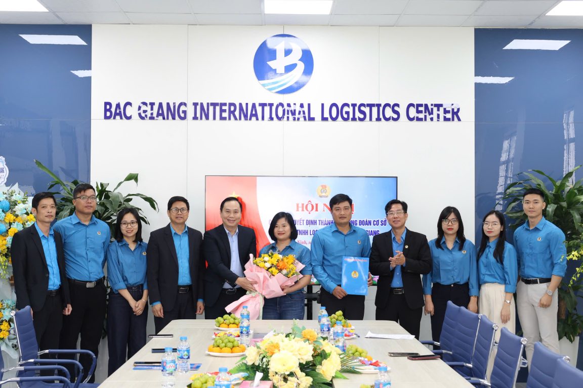 Los lideres entregan flores y entregan la Decision de reconocer al Comite Ejecutivo del Sindicato de Base de la Compañia. Foto: Quyet Chien