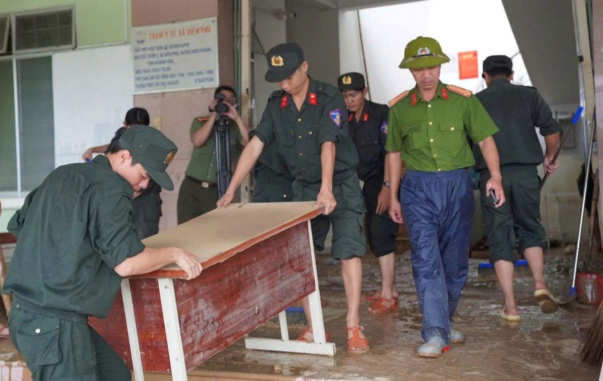 Cac chien si ho tro nguoi dan di chuyen tai san. Anh: Thanh Thuy