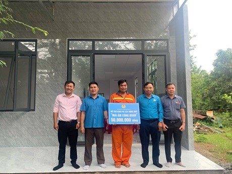 La Federacion Laboral de la provincia de Dak Lak entrega fondos para apoyar la construccion de viviendas a los trabajadores Huynh Huu Sinh (perteneciente a la Compañia Anonima de Acero Asean). Foto: Sindicato de Dak Lak