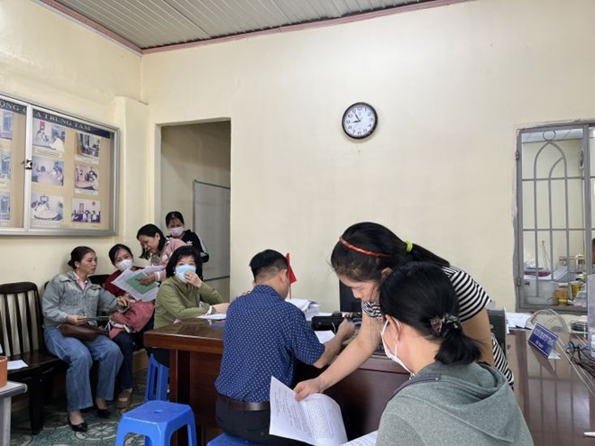 El Centro de Asesoramiento Legal del Sindicato y la Federacion Laboral de la provincia de Dong Nai brinda apoyo legal a los trabajadores afectados por los beneficios del seguro social. Foto: HAC