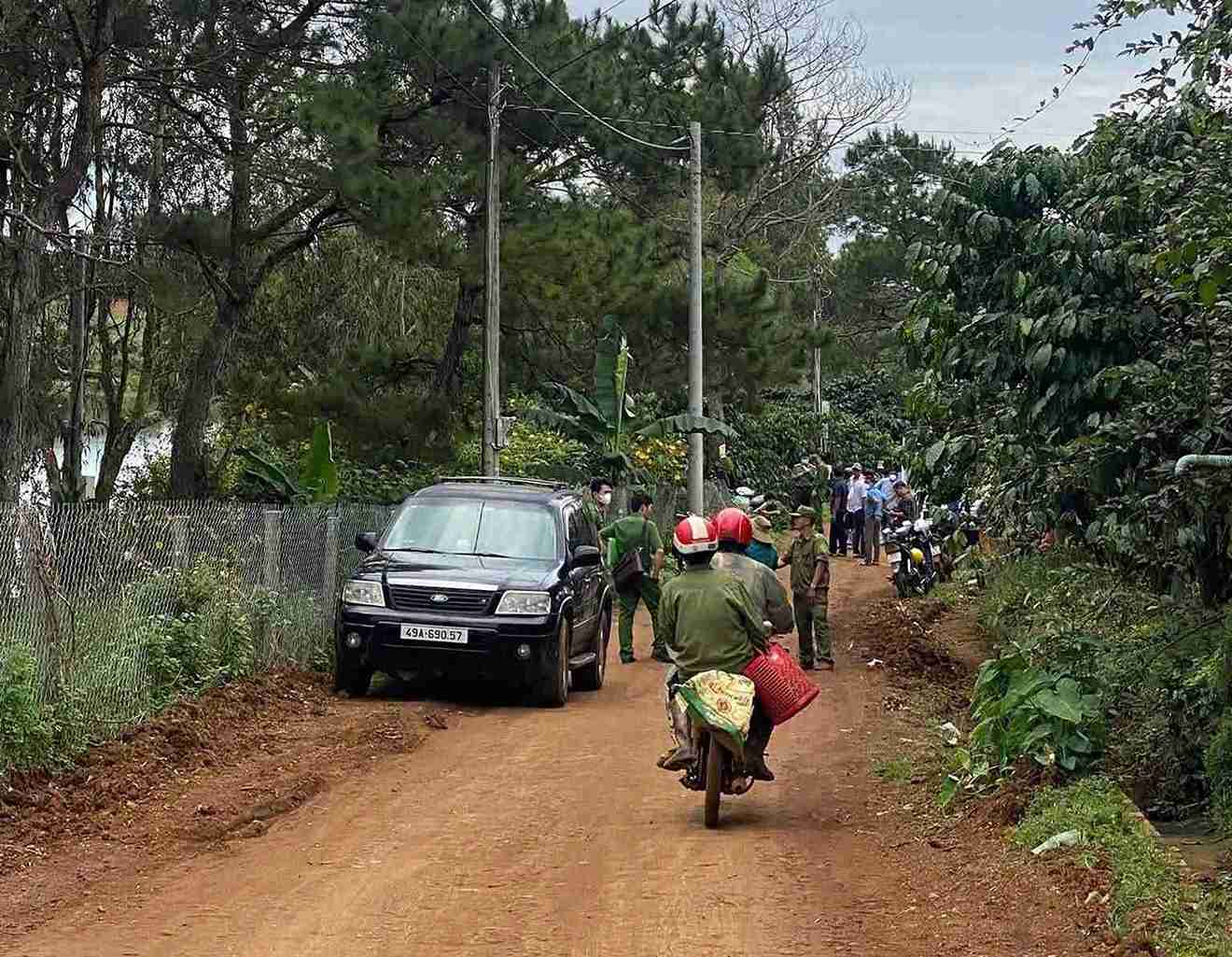 The authorities of Bao Lam commune (Lam Dong) protected the scene where the male body was discovered in 7 Mau lake. Photo: Phuc Khanh.