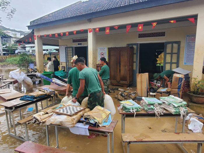 Ho tro nha dan don dep sau lu. Anh: Luan Tuan 