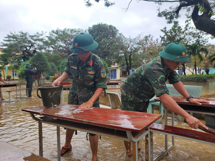 軍隊が学校で洪水による未処理の泥を片付ける。写真:ルアン・トゥアン
