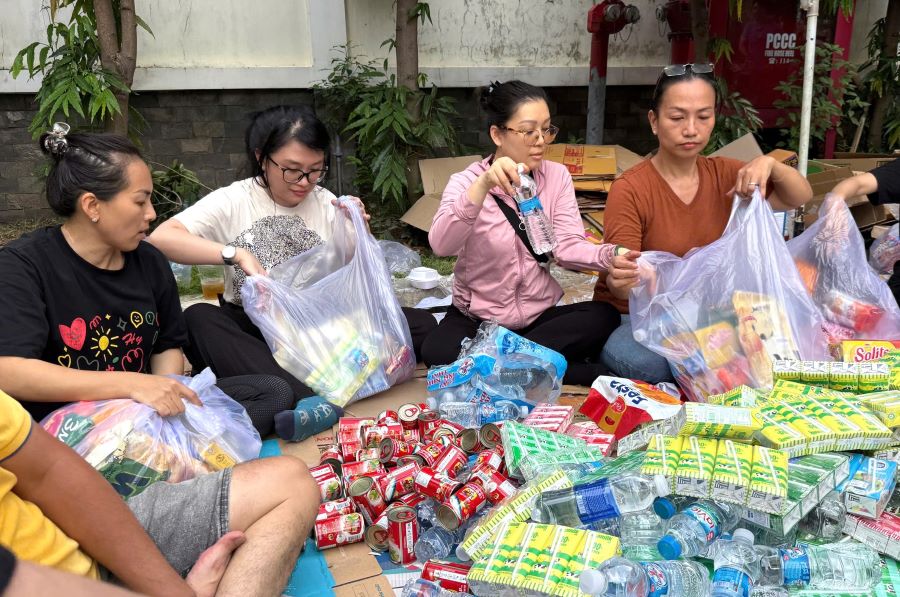 Luc luong tiep nhan tien hanh phan loai de kip thoi chuyen den nguoi dan vung bao lu. Anh: Thanh Chan