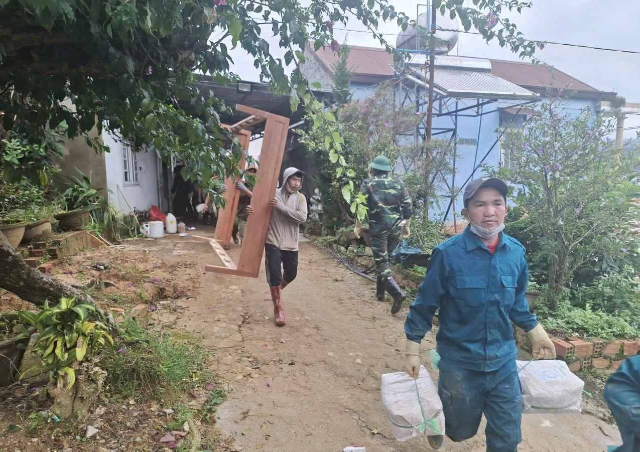 A long-lasting crack appeared in D'ran commune, Lam Dong, evacuating many households. Photo: Than Hy.