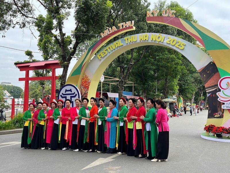 Khong gian le hoi dac sac vang bong du khach dip cuoi tuan. Anh: Tuong Vy