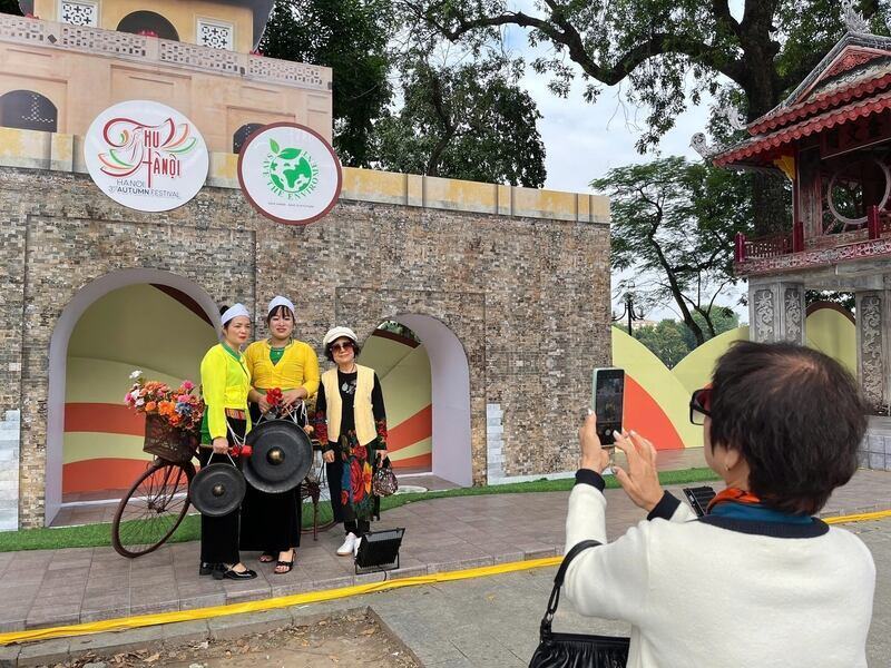 Mot vai goc am thuc, check - in dac sac tai le hoi. Anh: Tuong Vy