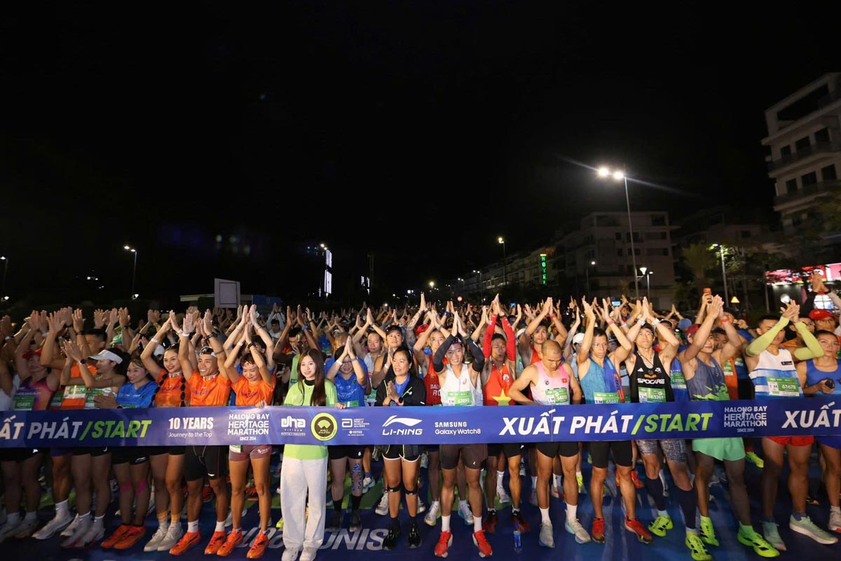 Cac van dong vien chuan bi xuat phat cu ly 42km.