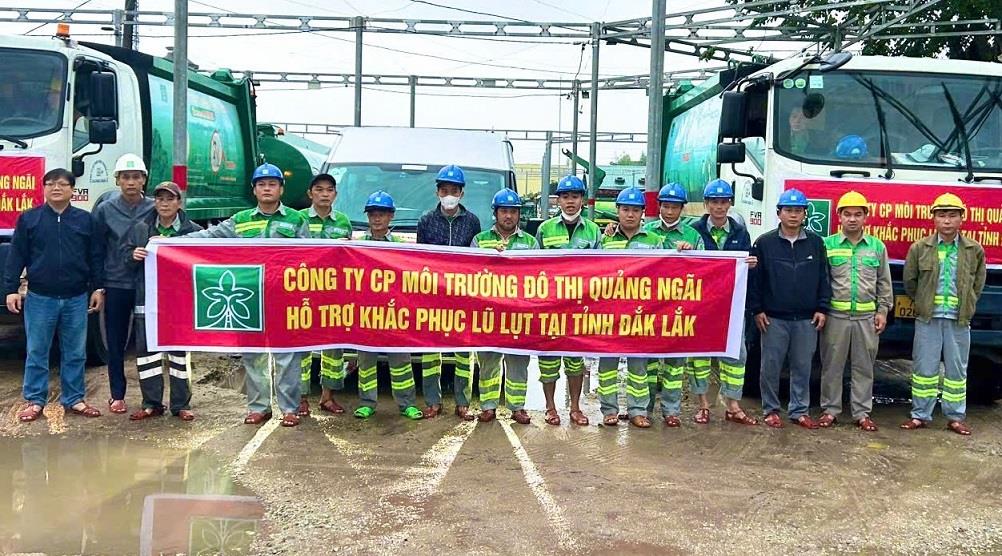 Quang Ngai都市景観株式会社の労働者がDak Lak省での洪水復旧支援のために出発。写真:Van Quang