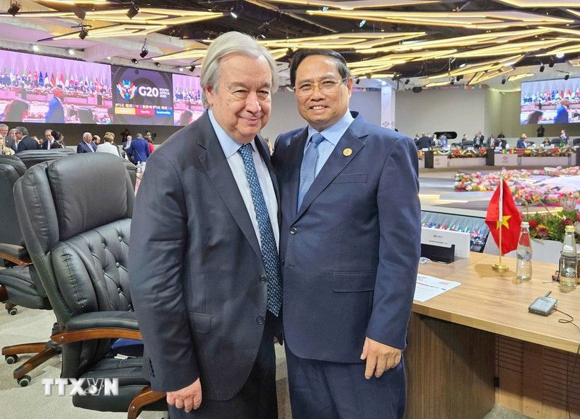 United Nations Secretary-General Antonio Guterres met with Politburo member and Prime Minister Pham Minh Chinh, saying that he would support Vietnam in overcoming the consequences of storms and floods. Photo: VNA