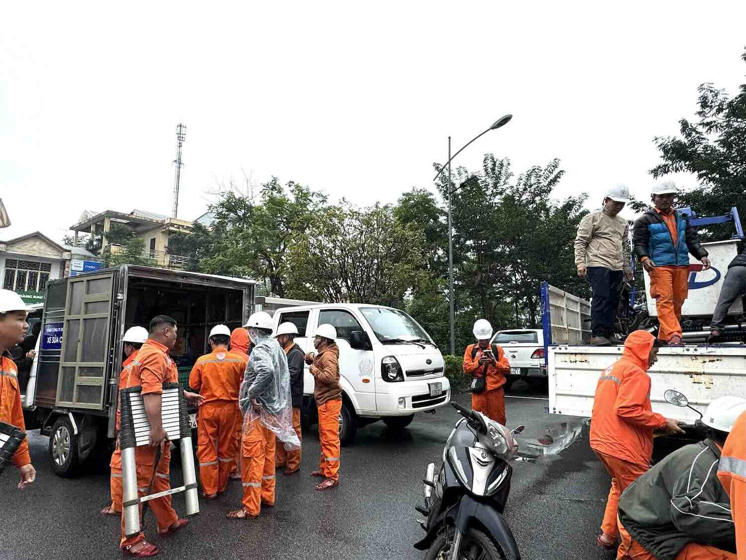 The shock team of Hue Power Company quickly arranged supplies, equipment, and vehicles, and set off to carry out the mission. Photo: Dai Phuc.