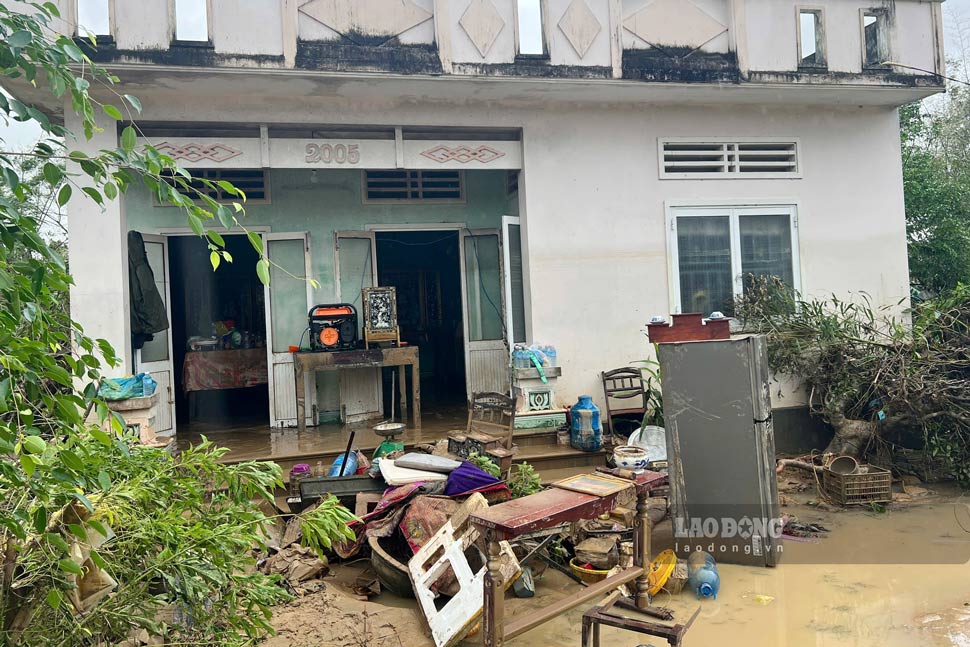 Nha nguoi dan xa Tuy Phuoc bi bun dat vay rap, do dac hu hong sau lu. Anh: Hoai Phuong