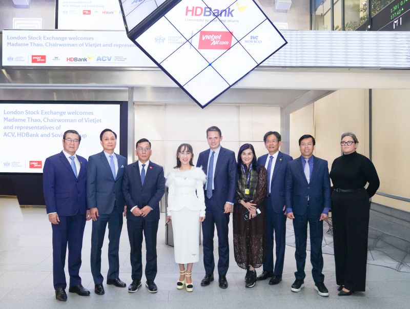Lanh dao HDBank tham va lam viec tai So giao dich chung khoan London. Anh: HDBank