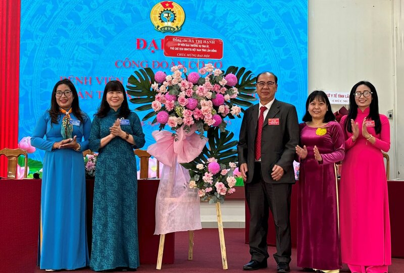 ラムドン省党常務委員会委員、ベトナム祖国戦線委員会副委員長のハ・ティ・ハン氏（2番目、左）は、省総合病院での労働組合大会を祝う花束を贈呈した。写真: ドゥック・ラム