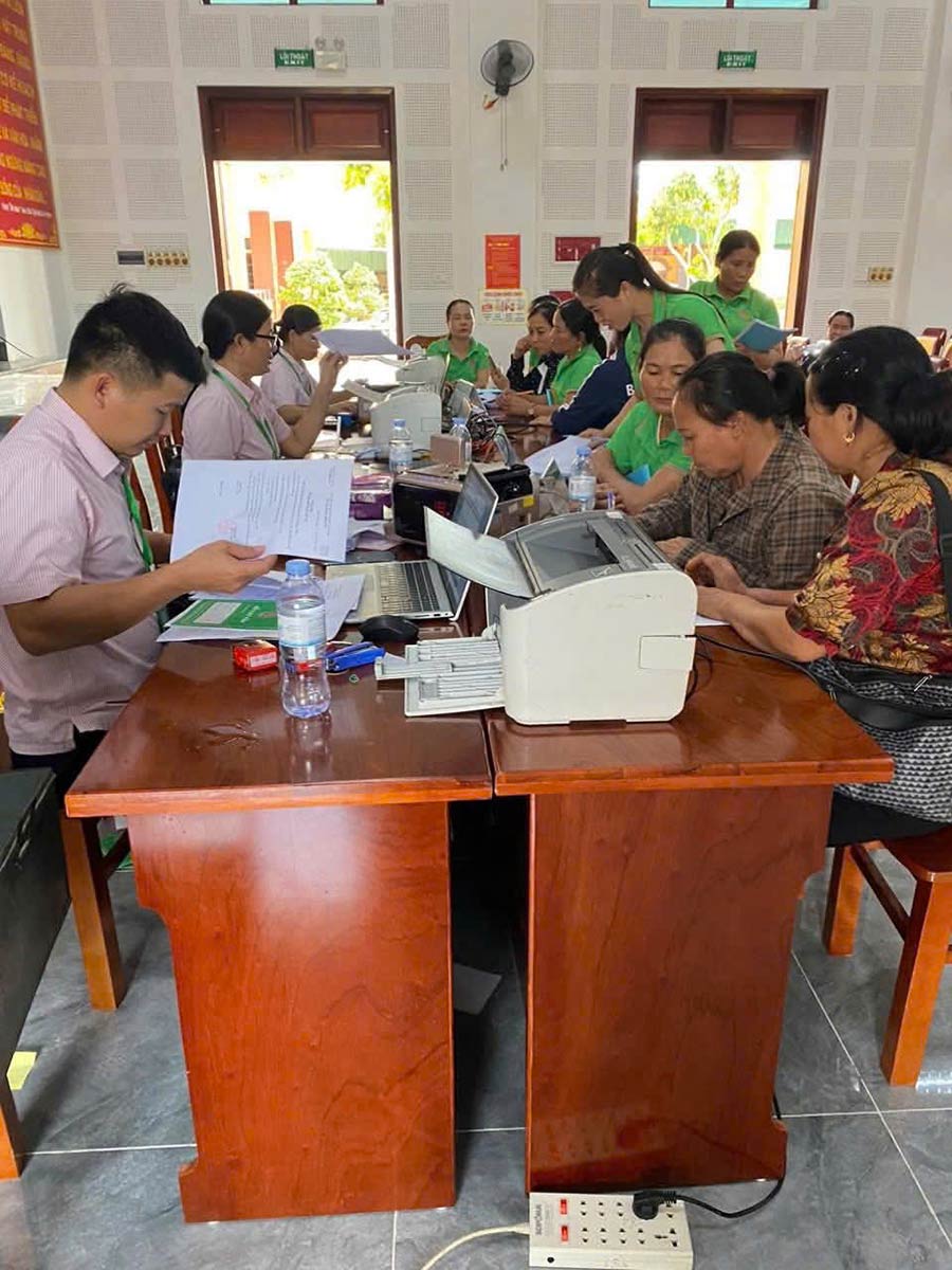 Cac diem giao dich cua Phong giao dich NHCSXH Dien Chau tich cuc phuc vu nhan dan vay von uu dai thuan loi. Ảnh: Minh Uyen  