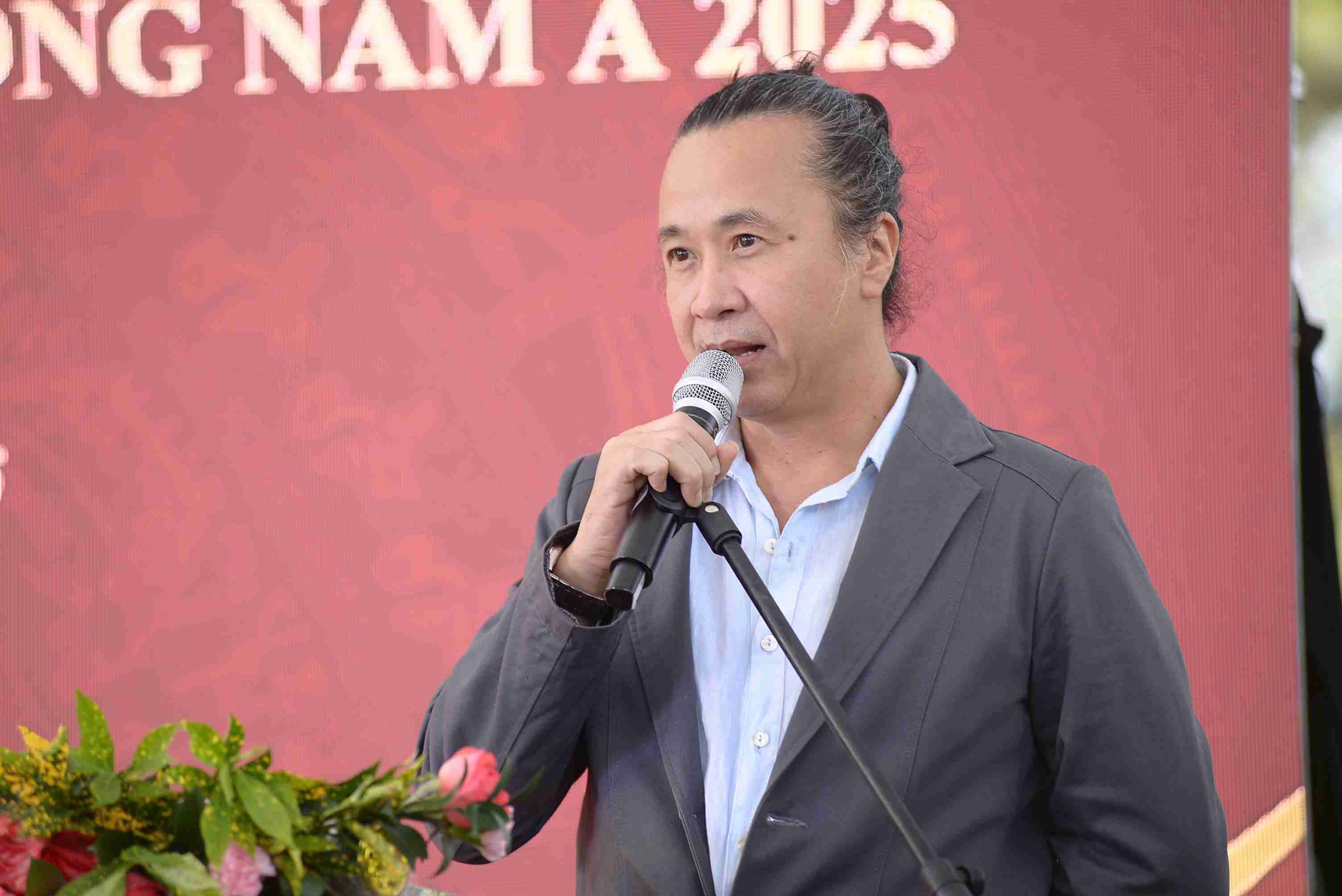 Dao dien Le Minh Son da duoc chinh quyen dia phuong moi lam tong dao dien cho chuong trinh. Anh: Phuc Khanh