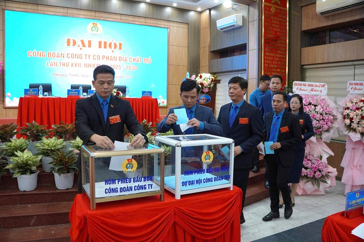 Cac dai bieu tien hanh bau cu. Anh: Cong ty Dia chat mo