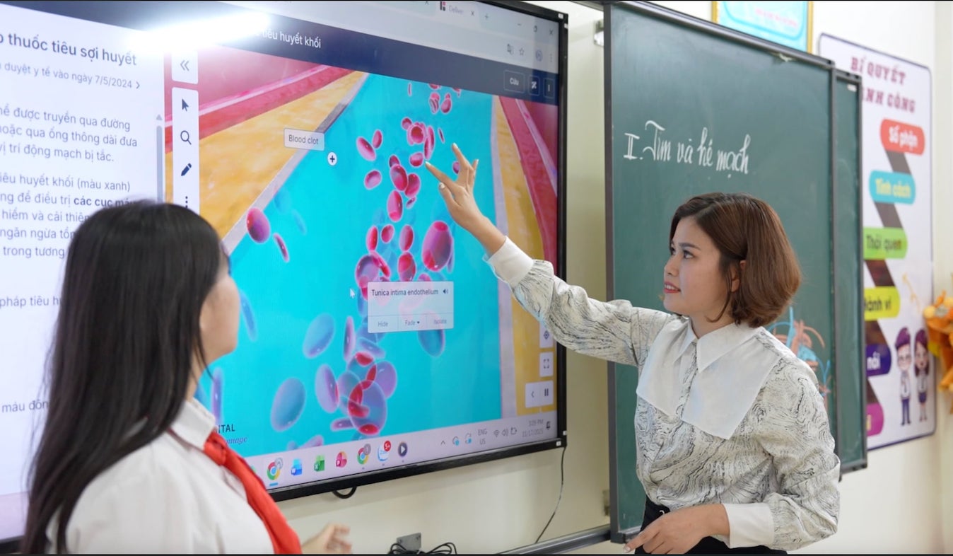 Giao vien Truong THCS Ngoc Lam (Ha Noi) dua noi dung giao duc tri tue nhan tao (AI) vao gio hoc. Anh: Phuong Anh
