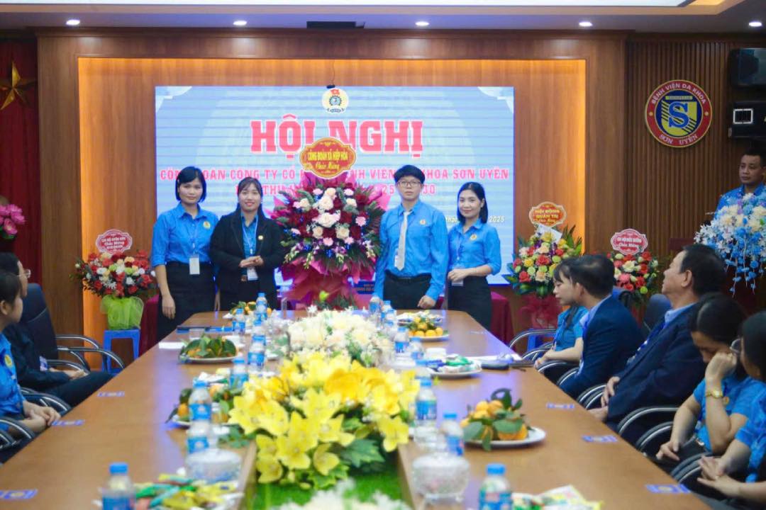 コミューン労働組合のリーダーが会議を祝う花束を贈呈。写真:Hiep Hoaコミューン労働組合