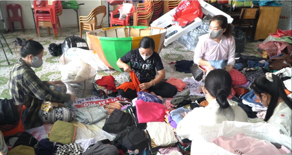 Moi nguoi cham chut xep tung bo quan ao gui den dong bao vung bi anh huong thien tai, lu lut. Anh: Nguyen Anh