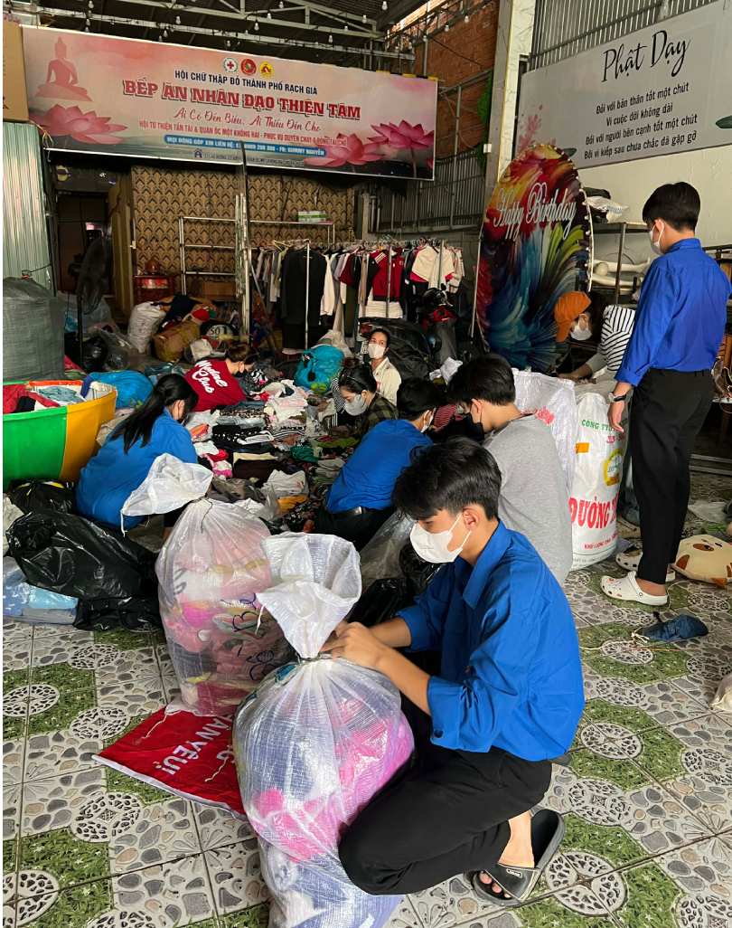 Cac em hoc sinh mang quan ao den ung ho. Anh: Thuy Hang