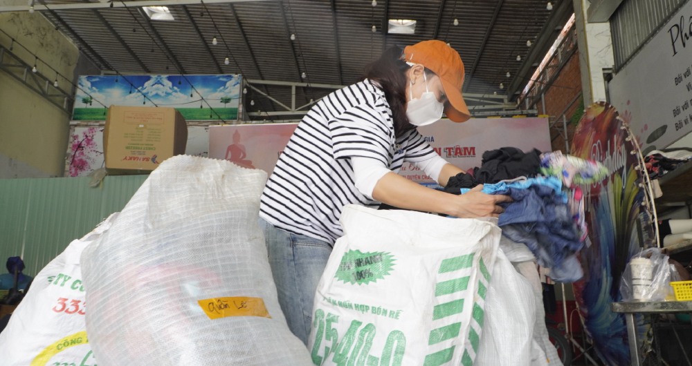 Tung bao quan ao duoc xep gon, phan loai, dan ky hieu de nguoi nhan de lay su dung. Anh: Nguyen Anh