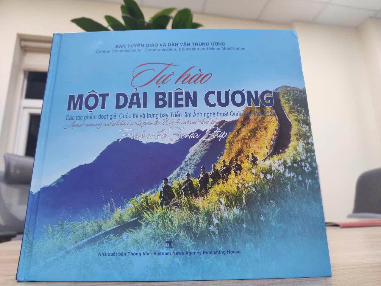 The bilingual photo book "Proud of a Border Strip" has just been compiled and published, introducing it to a wide range of readers. Photo: Tran Vuong