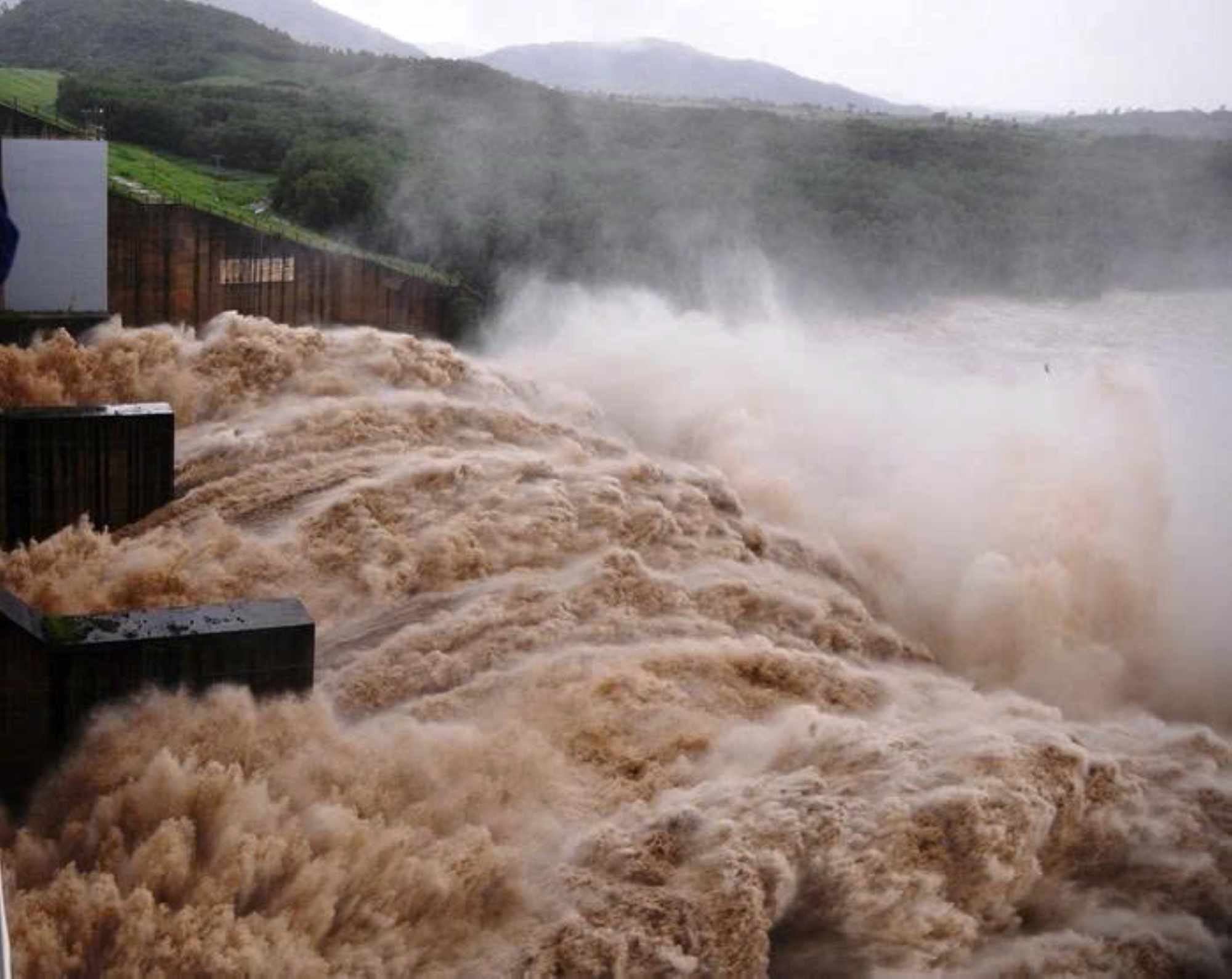 Hydropower plants release floodwaters when they are full, causing overlapping floods. Illustrative photo.