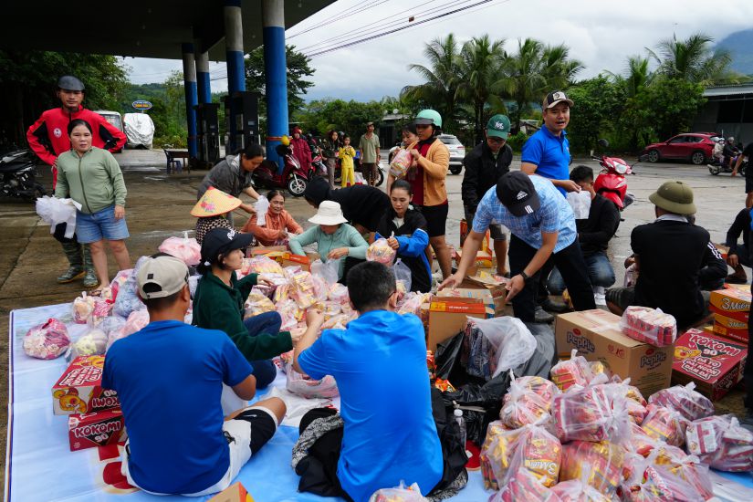 Giving blankets and food to people in Khanh Vinh commune, Khanh Hoa province. Photo: Phuong Linh