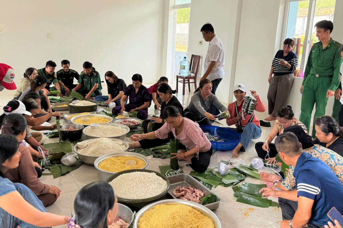 국경 수비대 간부 및 군인들이 주민들과 함께 뗏 케이크를 포장하여 홍수 피해 지역 주민들을 지원하고 있습니다. 사진: BDBP