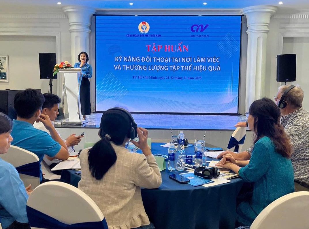 ベトナム繊維・アパレル労働組合が共同で開催した「職場での対話スキルと効果的な団体交渉」トレーニングコース。写真:CDDM