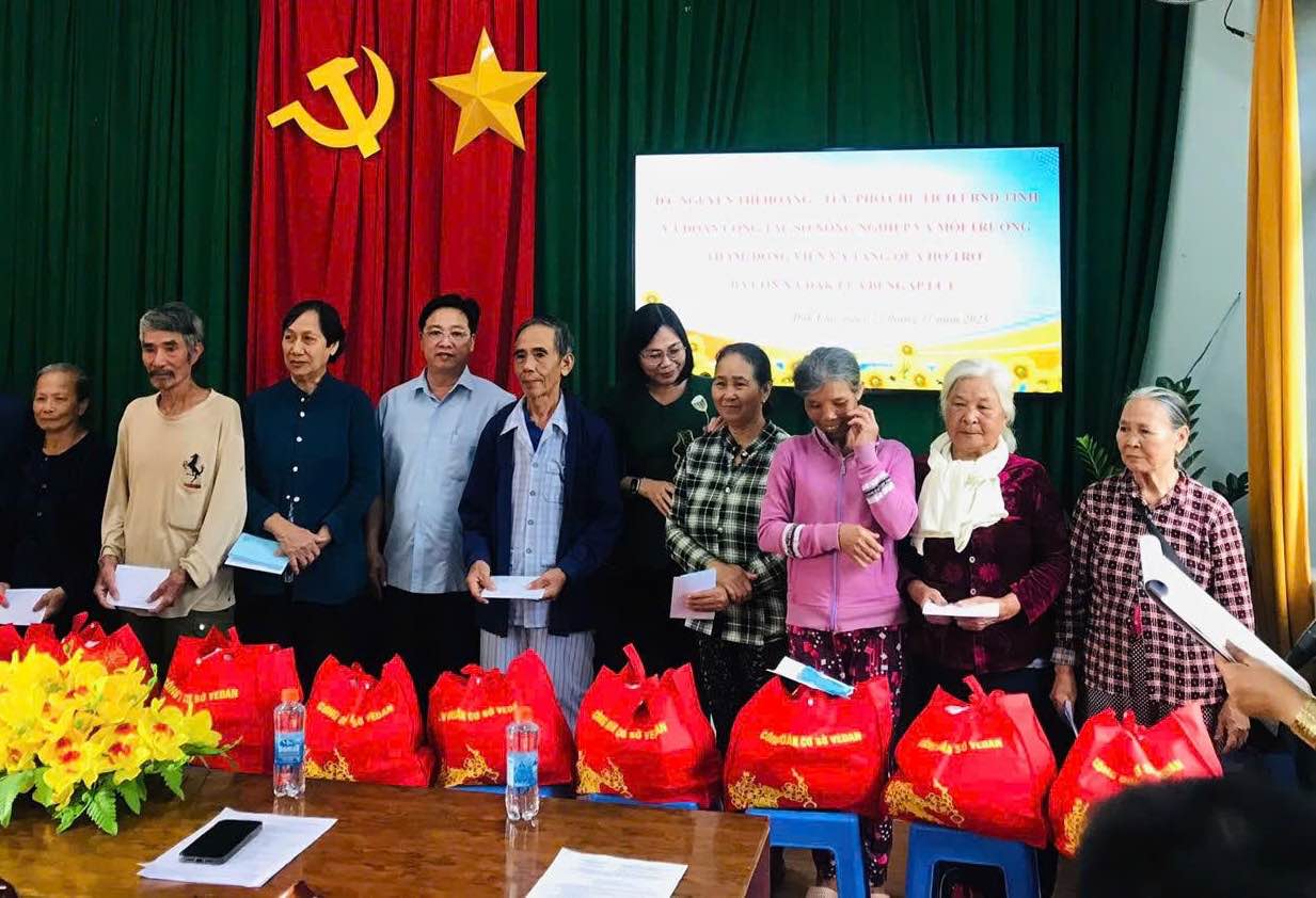 Pho Chu tich UBND tinh Dong Nai Nguyen Thi Hoang tham hoi, dong vien va tang qua ho tro ba con xa Dak Lua bi ngap lut. Anh: HAC