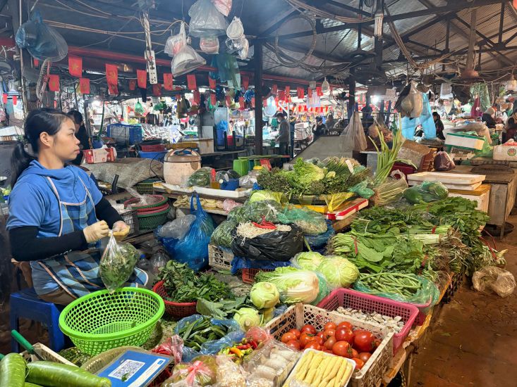 ハノイと多くの地域の緑黄色野菜の価格が急騰し、売り手と買い手の両方がためらっています。写真:An Phuong