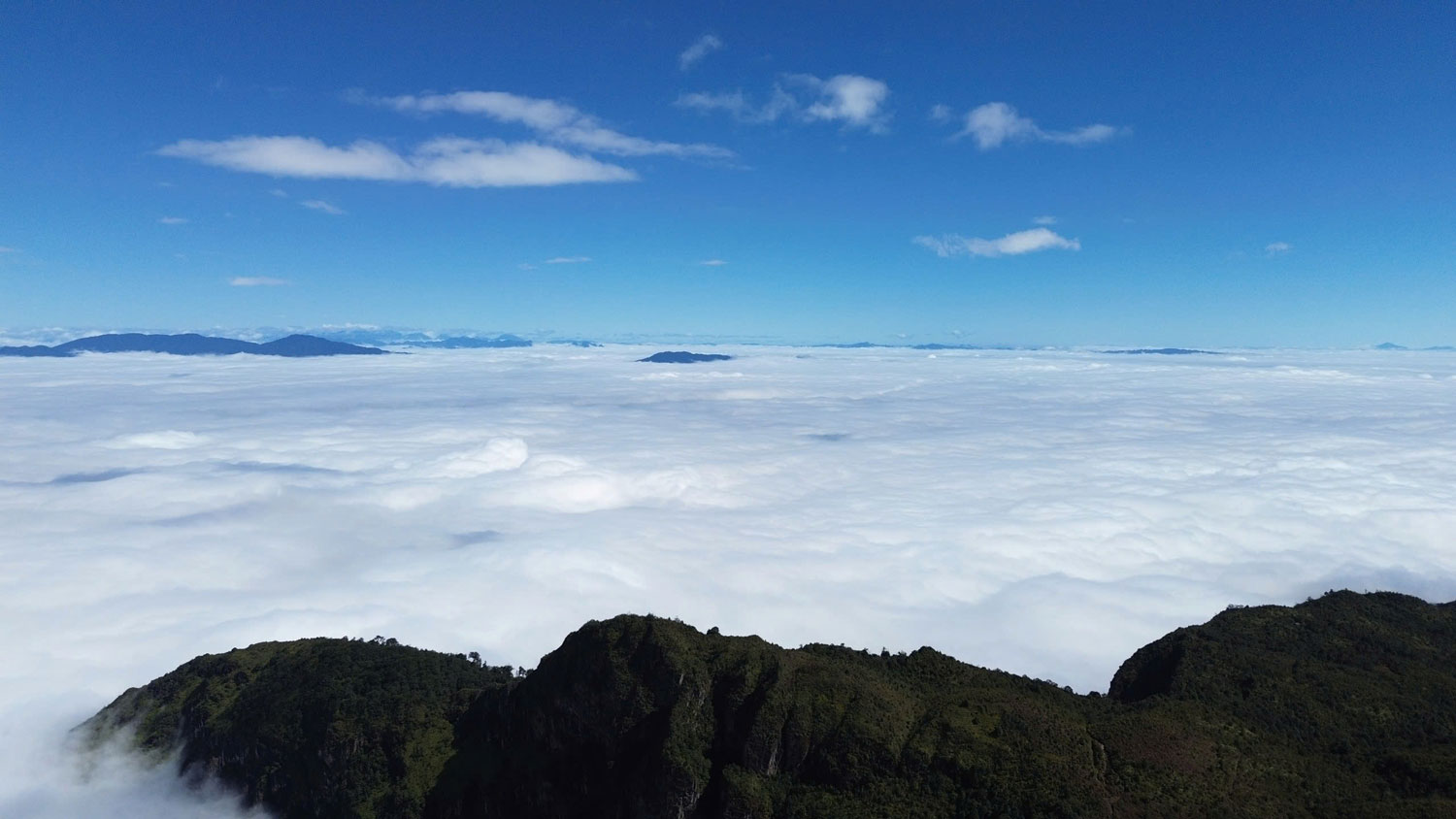 Located at an altitude of over 2,000m, Y Ty is not only a unique tourist destination but is also gradually becoming an attractive destination with famous mountain peaks in the trekking world such as Lao Than and Nhiu Co San.