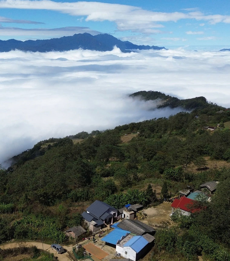 The road to Y Ty is now more convenient than before, most suitable for high-chassis vehicles. Low-chassis vehicles can go but it will be more difficult because some sections are under repair and paved with gravel. From Hanoi, visitors can take a sleeper bus to Lao Cai and then rent a motorbike to explore, or drive on their own along the route: Hanoi - Lao Cai - Ban Vuoc - Muong Hum - Y Ty.