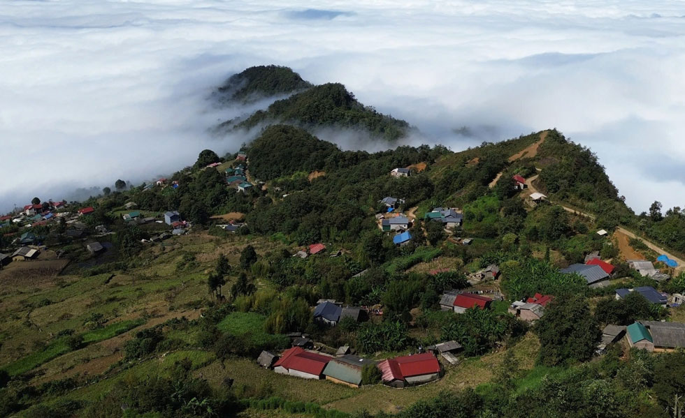 Not only the scenery, Y Ty also attracts tourists by the unique culture of the H'Mong, Ha Nhi, Dao ethnic groups. The ancient rammed earth houses, the sound of the panpipes and flutes, and the simplicity and friendliness of the local people are the