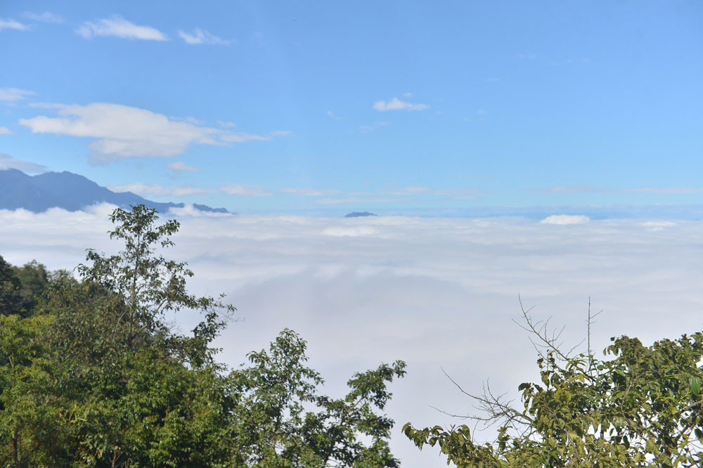 Ngai Thau Thuong is an ideal cloud hunting spot, where clouds and mountains blend together like a white silk strip across the sky.