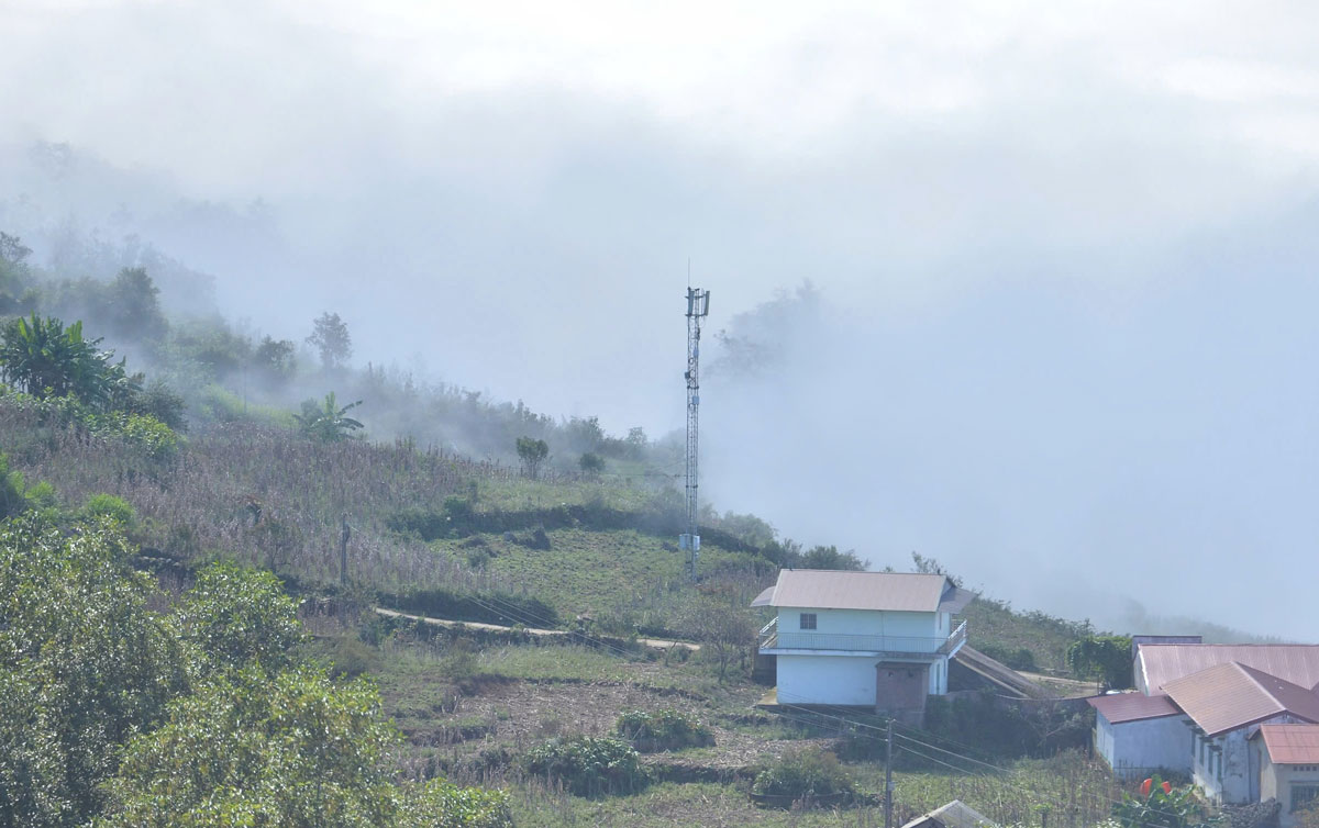 Clouds continuously form from dawn, overflowing the mountainside and covering the roofs of the Mong people's houses, turning this area into one of the most prominent cloud hunting spots in Y Ty in early winter.